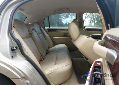 2010 Lincoln Town Car Signature Limited z USA, uszkodzony, nr VIN 2LNBL8CV5AX613980